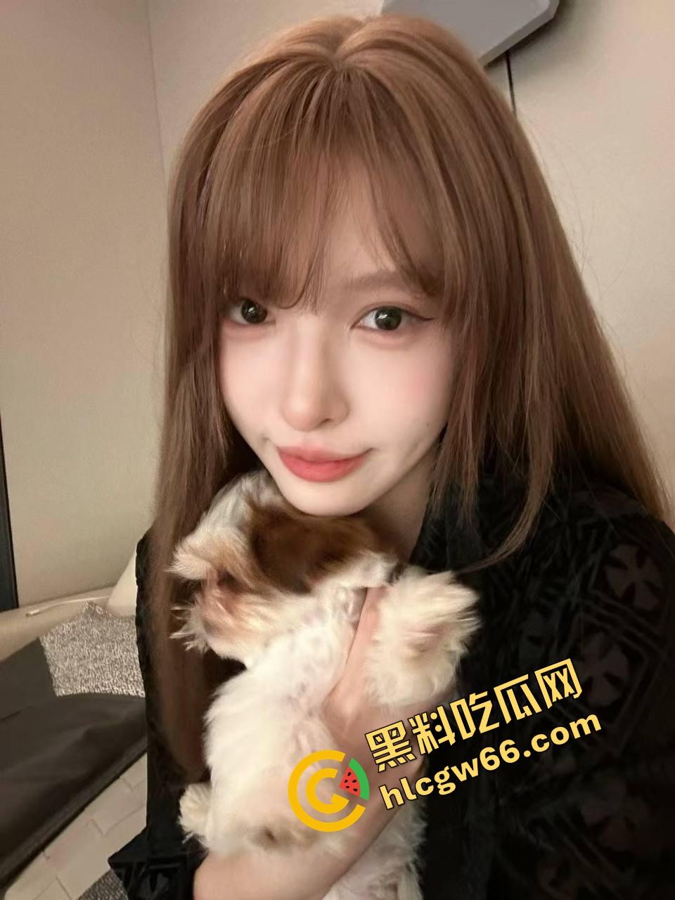 凯迪拉克车友群骚货女车主直播撅奶撩骚,给凯雷德大哥视频看红内裤,车主群里全员吃精吃疯了!-3