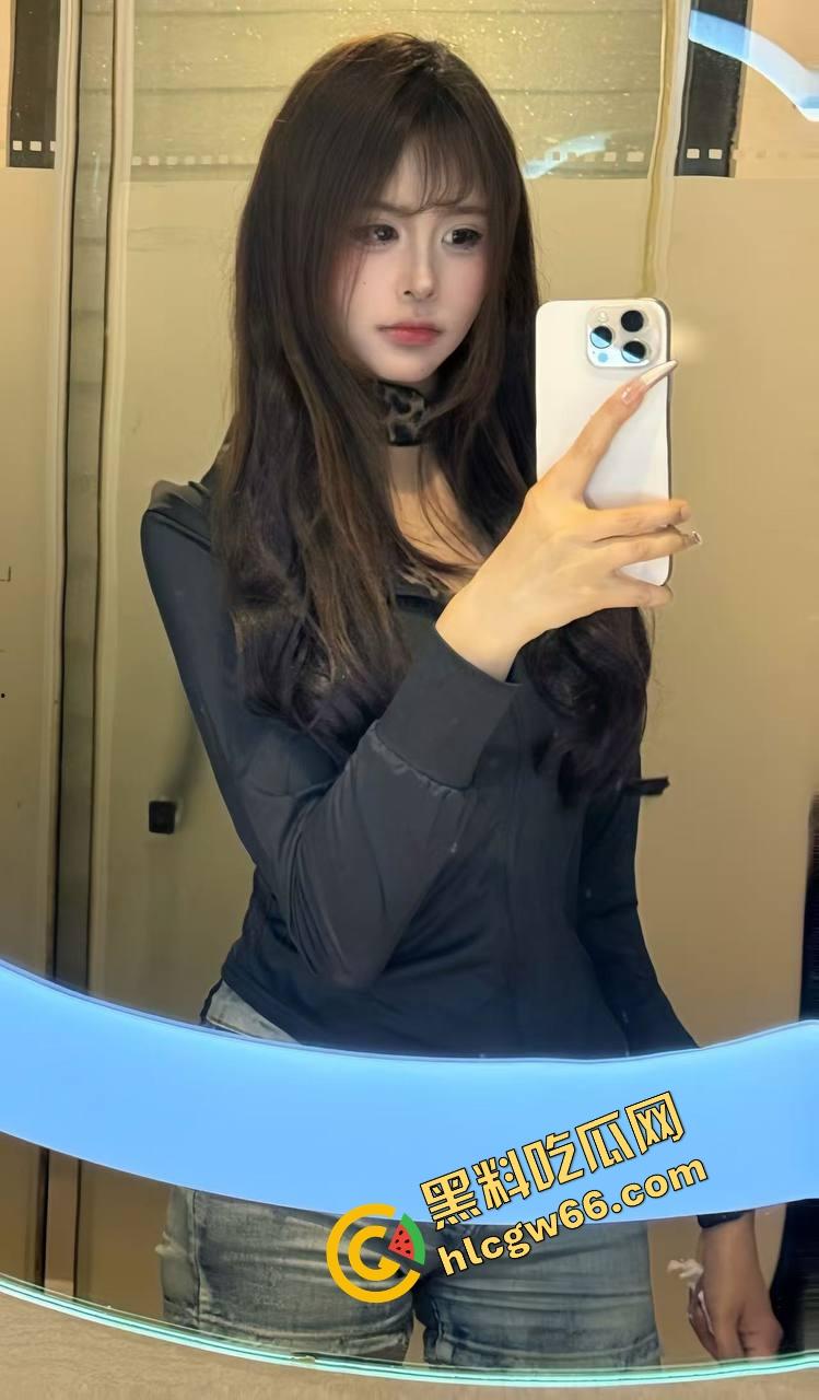 凯迪拉克车友群骚货女车主直播撅奶撩骚,给凯雷德大哥视频看红内裤,车主群里全员吃精吃疯了!-4