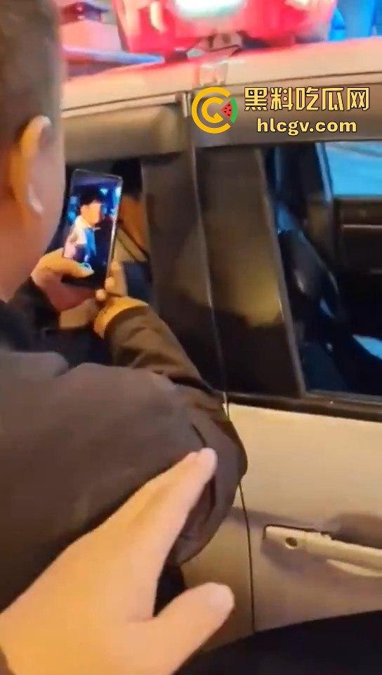 长沙星沙盼盼小学惊现人贩子!两人当街拐孩子,围观群众怒抓跑了一个!-2