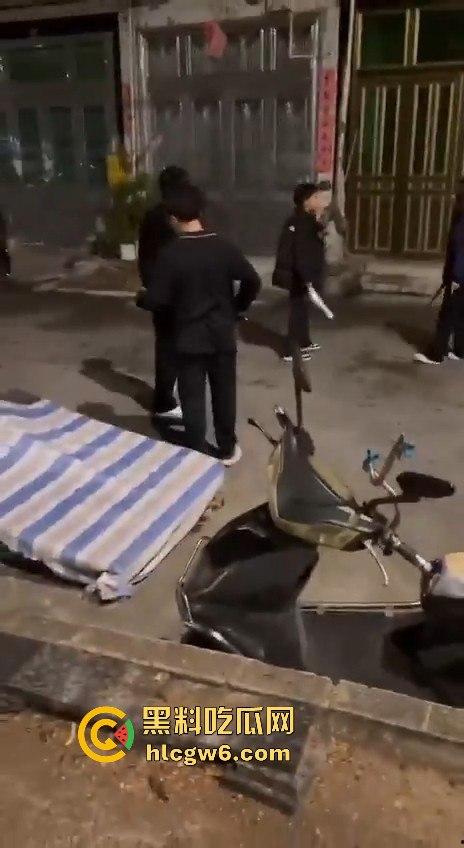 温州市文成县大学镇 多名初中高中学生发生持械群殴事件，双方多人手持大砍刀互砍-8