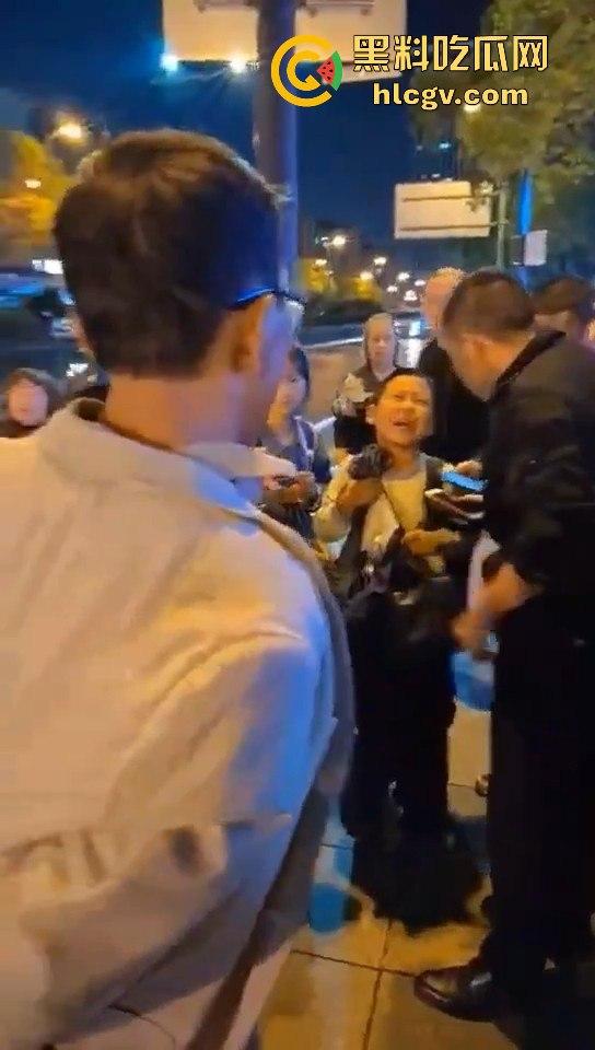 长沙星沙盼盼小学惊现人贩子!两人当街拐孩子,围观群众怒抓跑了一个!-8