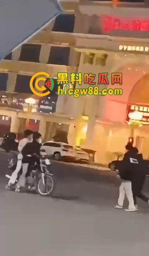 普宁盛产精神小伙，精神小伙又疯了？刀仔砍人血溅街头，这回不是社会摇，是进局子摇！-2