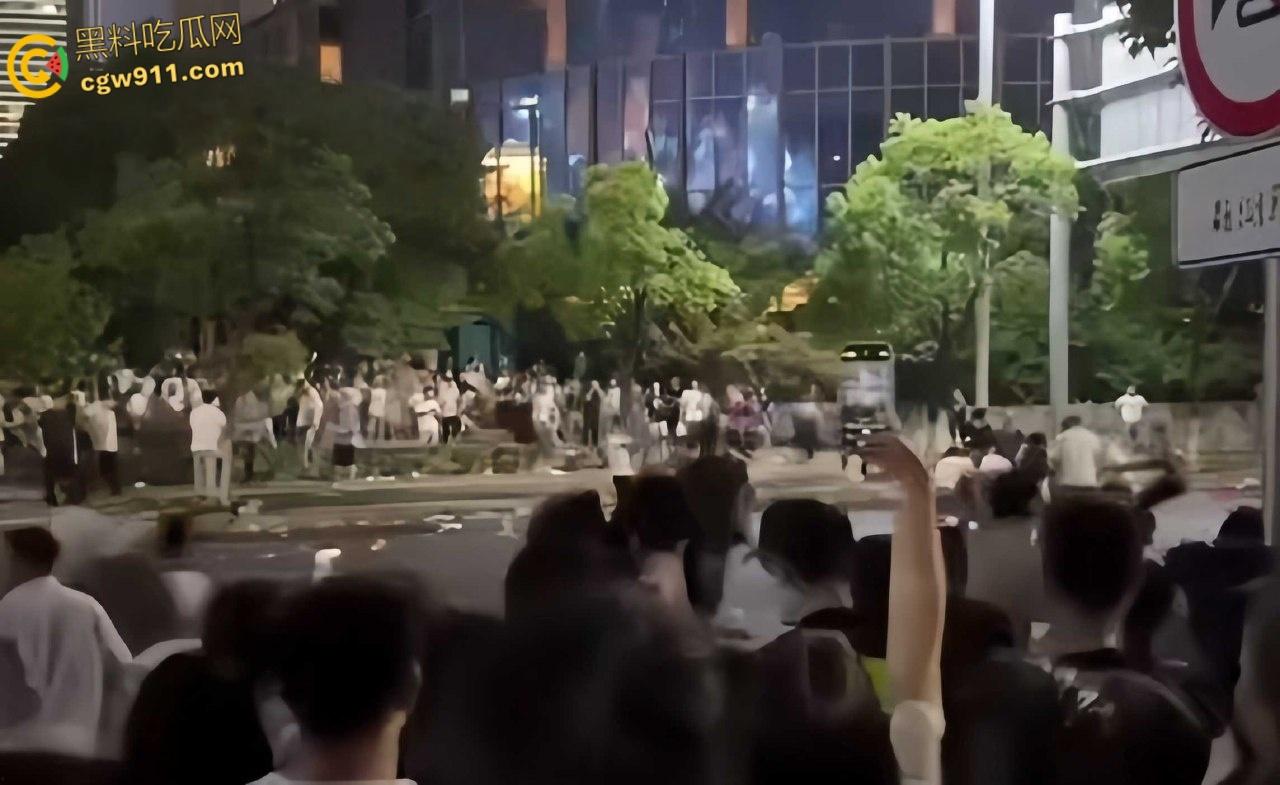 南昌乌龙事件，男子带姐姐一家看烟花不慎走散，他光膀子挥折扇喊外甥，被误认持刀被人群围剿 ！-2