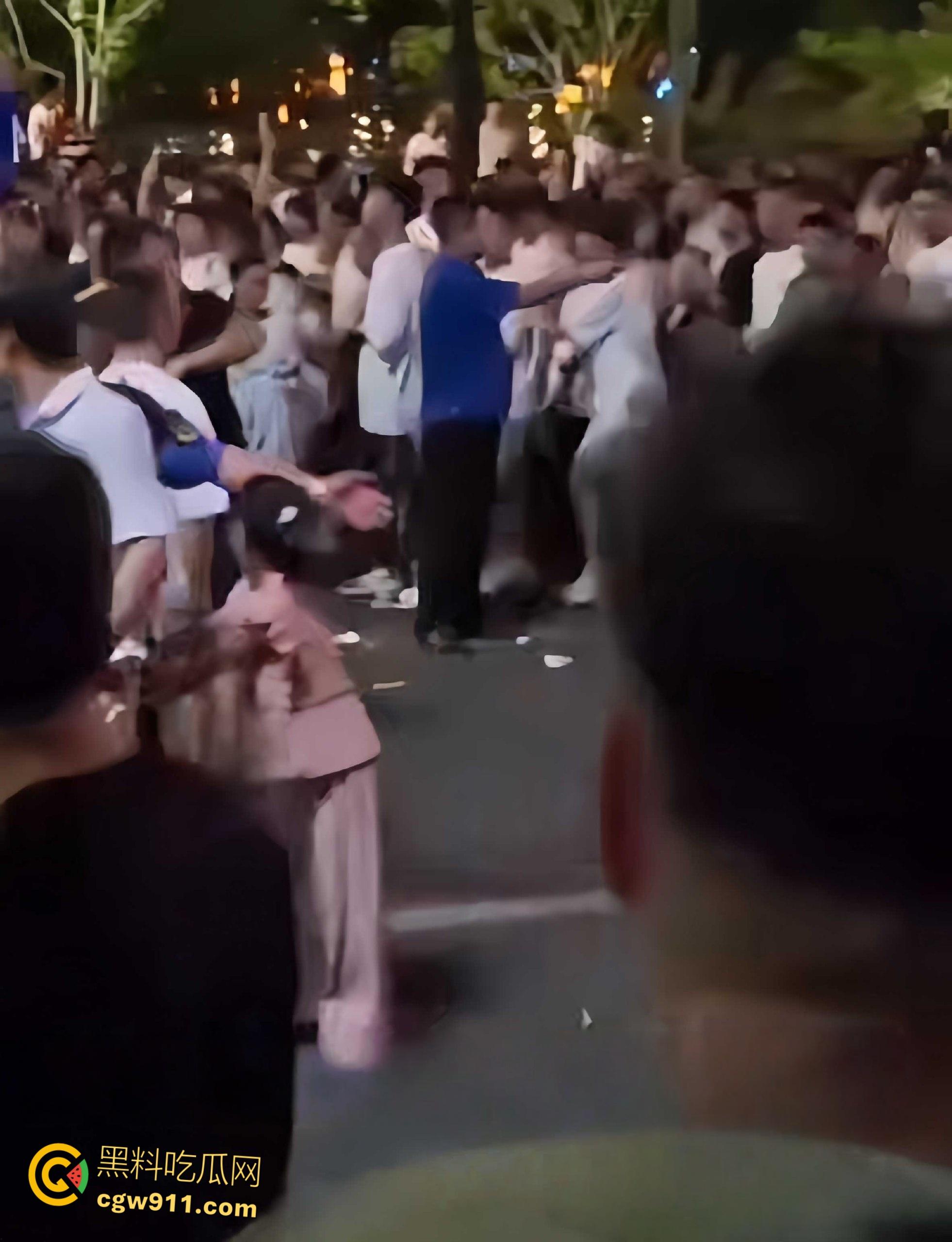 南昌乌龙事件，男子带姐姐一家看烟花不慎走散，他光膀子挥折扇喊外甥，被误认持刀被人群围剿 ！-4