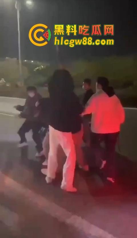 普宁盛产精神小伙，精神小伙又疯了？刀仔砍人血溅街头，这回不是社会摇，是进局子摇！-6