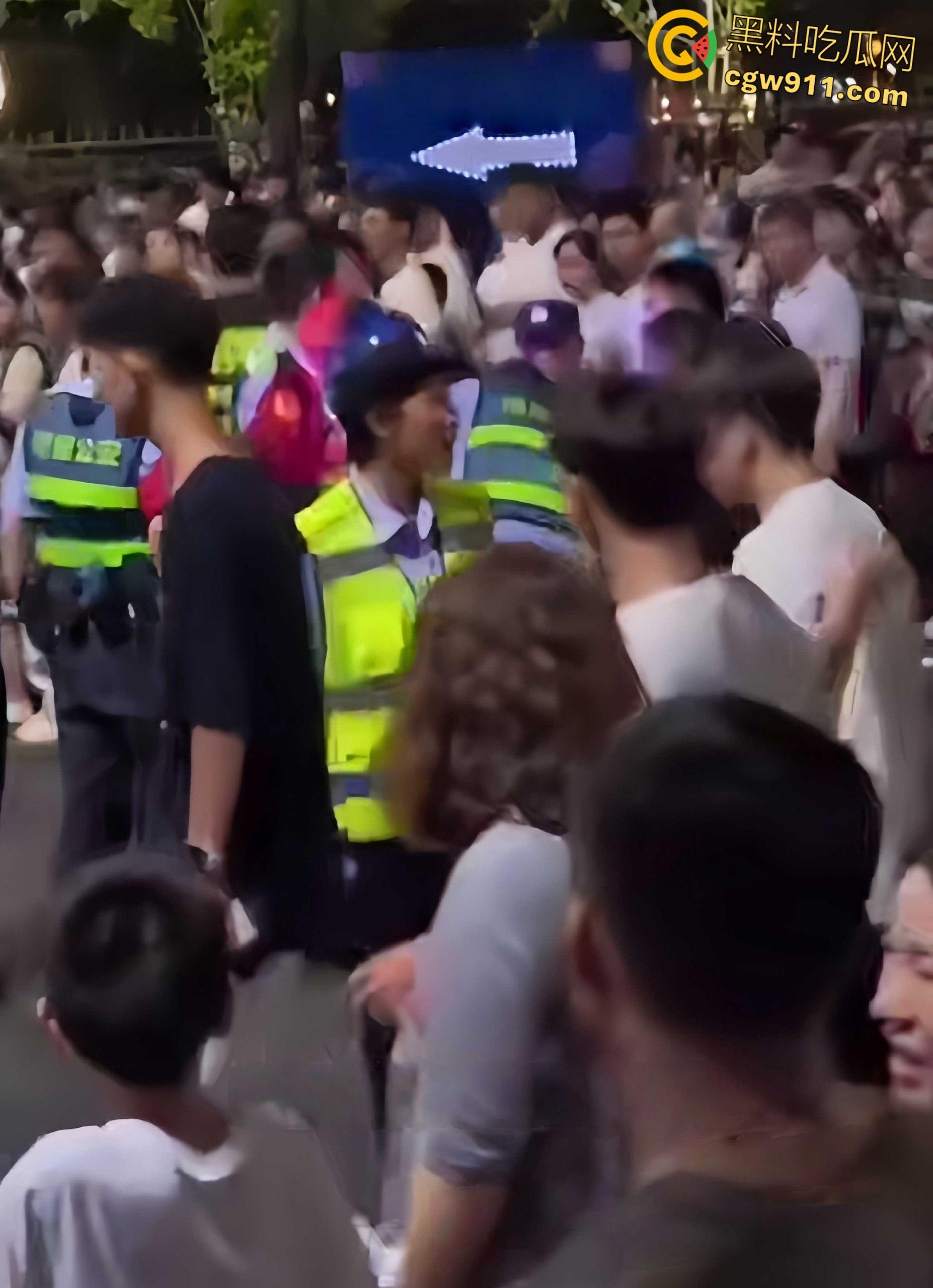 南昌乌龙事件，男子带姐姐一家看烟花不慎走散，他光膀子挥折扇喊外甥，被误认持刀被人群围剿 ！-7