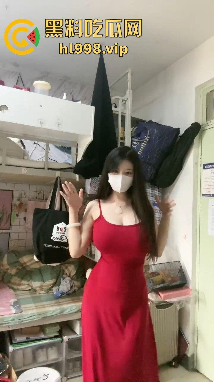 抖音网红【乔乔子】眼镜巨乳御姐玩擦边！大哥刷火箭就给看半露奶子，凭胸前凶器捞金无数！-1