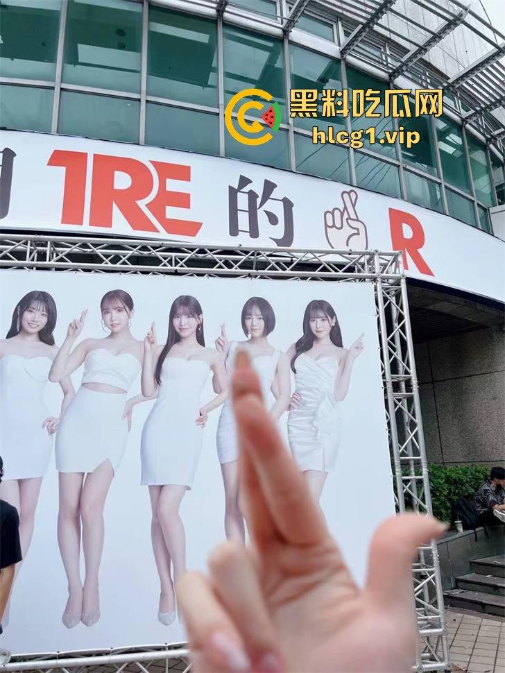 独家直击!带粉丝云打卡台湾成人展,三上悠亚比屏幕更美更性感,完爆国内漫展,台妹赞到爆!-1