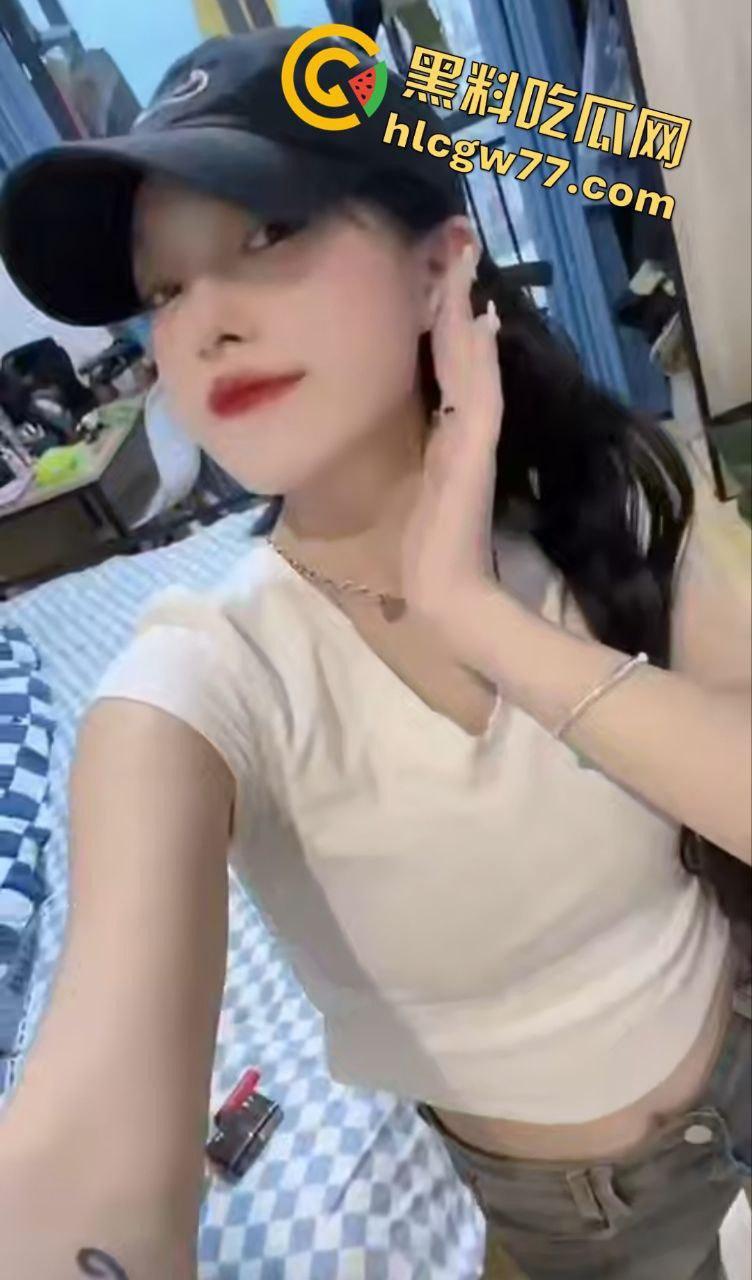 精神小妹露脸自慰翻车!土豪定制私密照,哥哥偷装软件同步看片,兄妹乱伦剧情要上演?-2