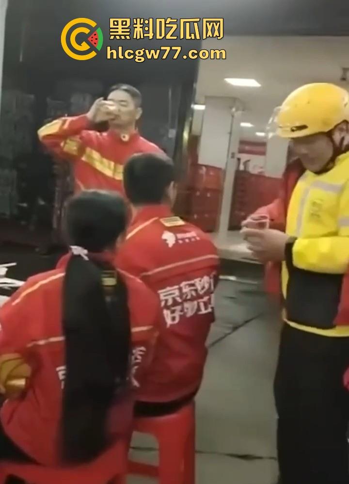 瓜友晚上吃火锅 一个四五十岁的老外卖员 喝了点酒就在吹牛逼 大家看看有认识的么？-4