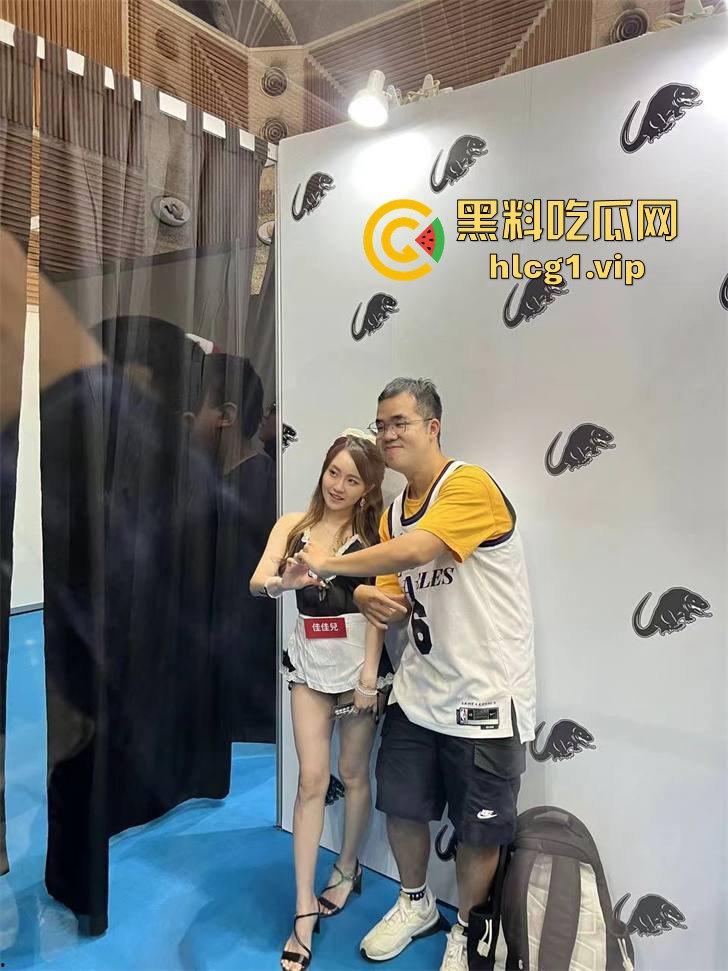 独家直击!带粉丝云打卡台湾成人展,三上悠亚比屏幕更美更性感,完爆国内漫展,台妹赞到爆!-10