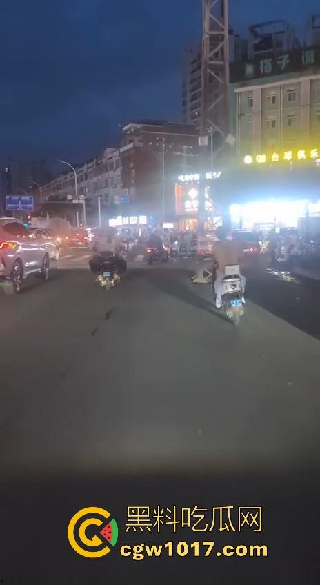 这难道又是主人的新任务吗？男子全身赤裸淡定开电瓶，横穿闹市区丝毫不慌，不是哥真这么猛啊！-1