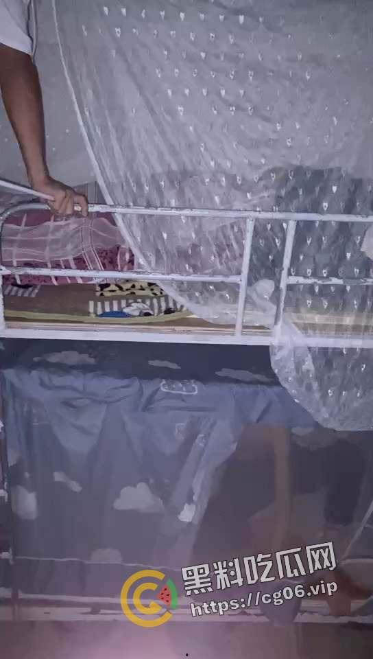 揭阳华美实验中学校园暴力事件!晚上叫醒智力有问题的同学暴打 越起哄打的越厉害 天生小贱种-3