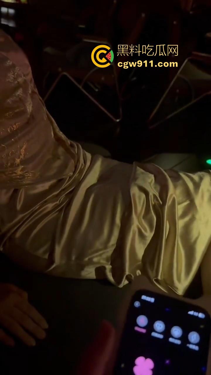 骚逼女友自带遥控跳蛋去酒吧，刚坐下就把档位开到最大，淫水狂流，一到酒店猛猛的骑乘榨精，看来真是忍了很久！-8