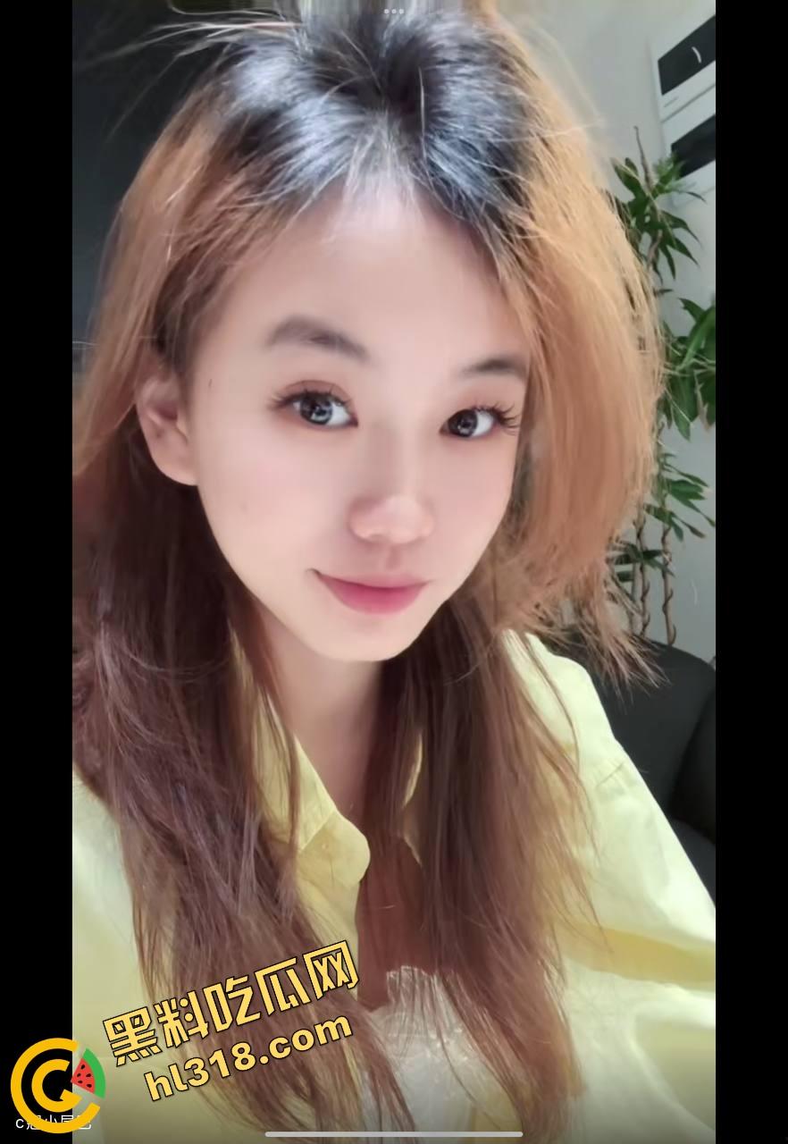 上海心悦传媒老板中午带秘书『张婧』开房,落地窗前女秘书当舔狗跪地含屌,每一口都说是对老板的忠诚!-3