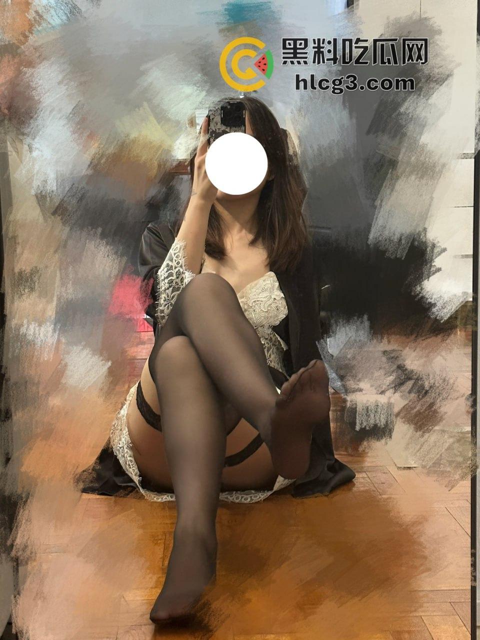 新加坡情侣网黄甜蜜又刺激!拍片吃生蚝补充体力,分享优雅的大奶博主性爱日常,高质量视频流出!-10