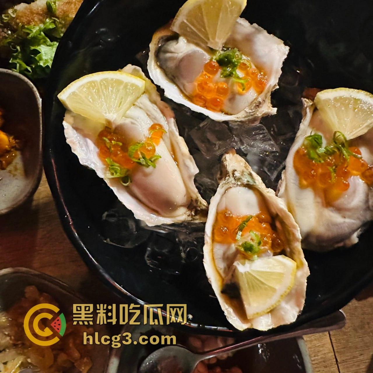 新加坡情侣网黄甜蜜又刺激!拍片吃生蚝补充体力,分享优雅的大奶博主性爱日常,高质量视频流出!-11