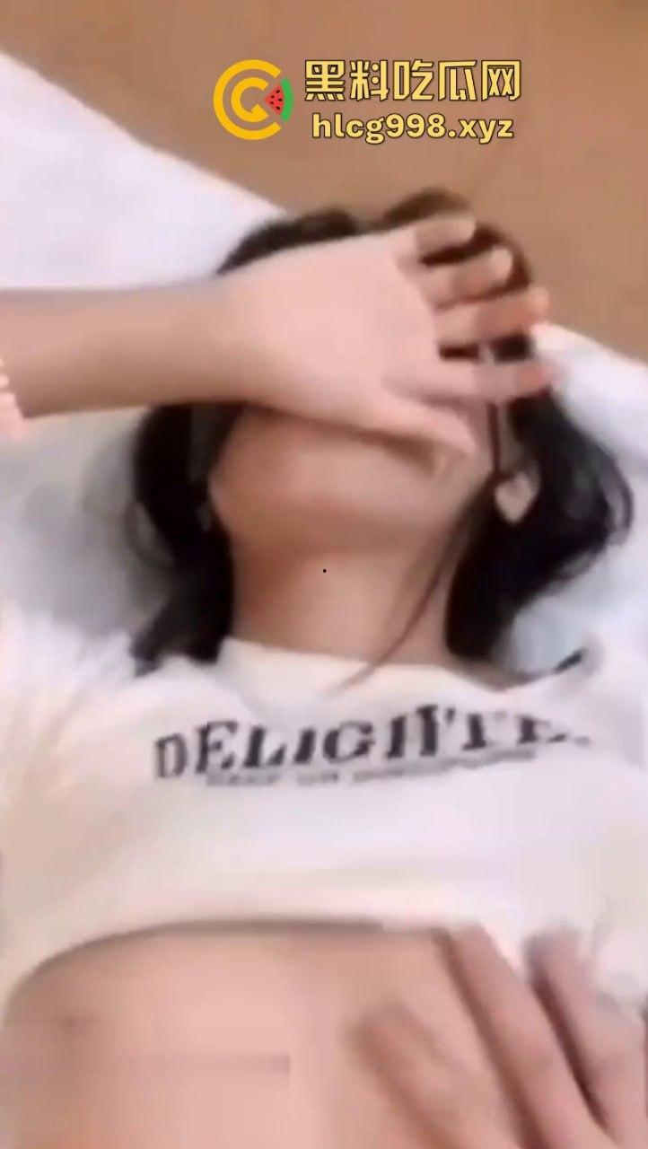 华中师范大学清纯学生妹【张静】无力偿还网贷被迫出卖自己的第一次与猥琐大叔 聊天记录破处视频曝光！-7