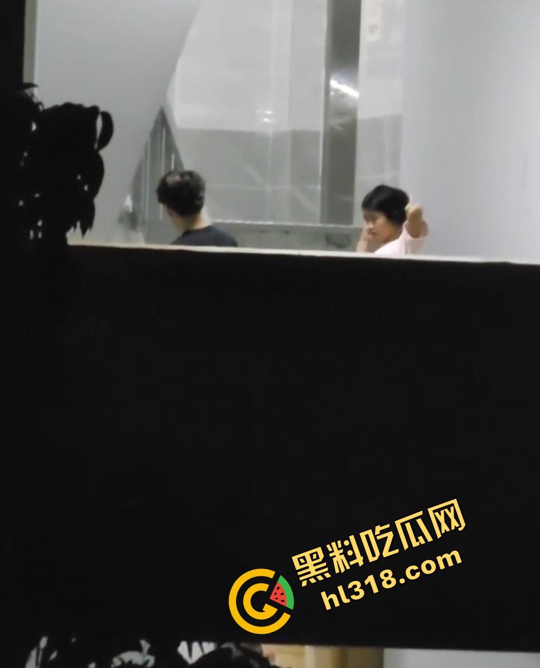 教学楼惊现激情直播,情侣课间角落舌吻互啃,男生手探裙底指尖猛扣小穴动作劲爆被全程录像直播!-5