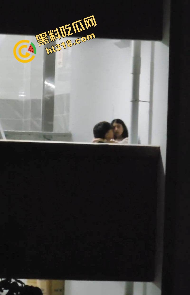 教学楼惊现激情直播,情侣课间角落舌吻互啃,男生手探裙底指尖猛扣小穴动作劲爆被全程录像直播!-8