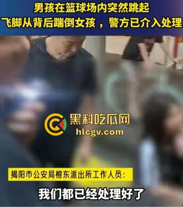 广东揭阳男孩篮球场飞踢女孩引发争议!电动车钥匙被丢失,赔偿不成暴力相向,网友分成两派!-11