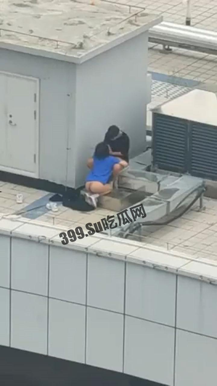 小情侣寻刺激跑天台啪啪 热心肠大哥帮忙记录并附上激情解说-5