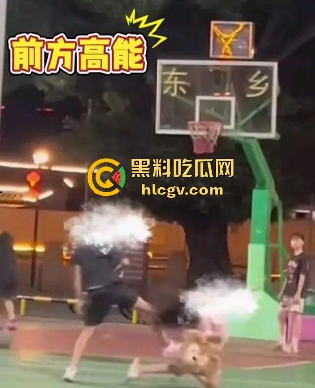 广东揭阳男孩篮球场飞踢女孩引发争议!电动车钥匙被丢失,赔偿不成暴力相向,网友分成两派!-12
