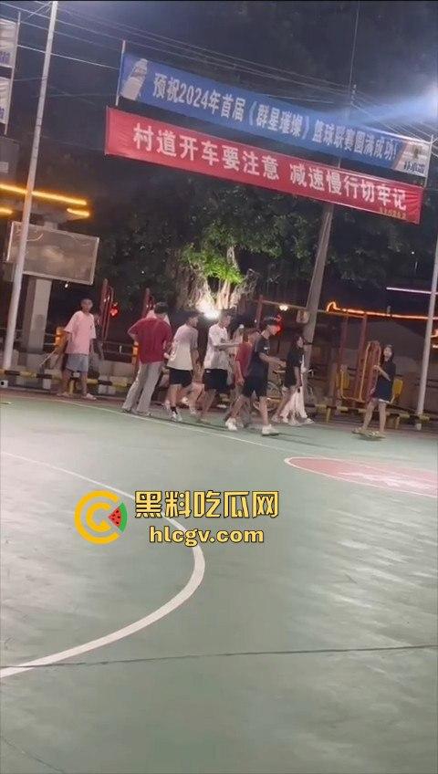 广东揭阳男孩篮球场飞踢女孩引发争议!电动车钥匙被丢失,赔偿不成暴力相向,网友分成两派!-13