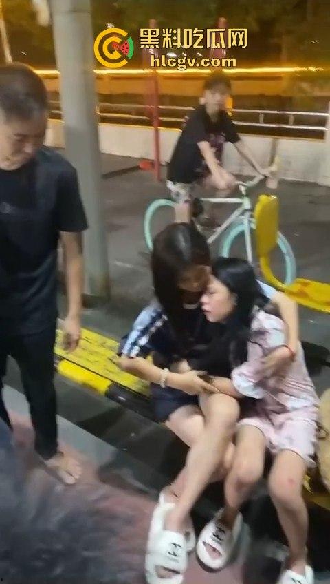 广东揭阳男孩篮球场飞踢女孩引发争议!电动车钥匙被丢失,赔偿不成暴力相向,网友分成两派!-14