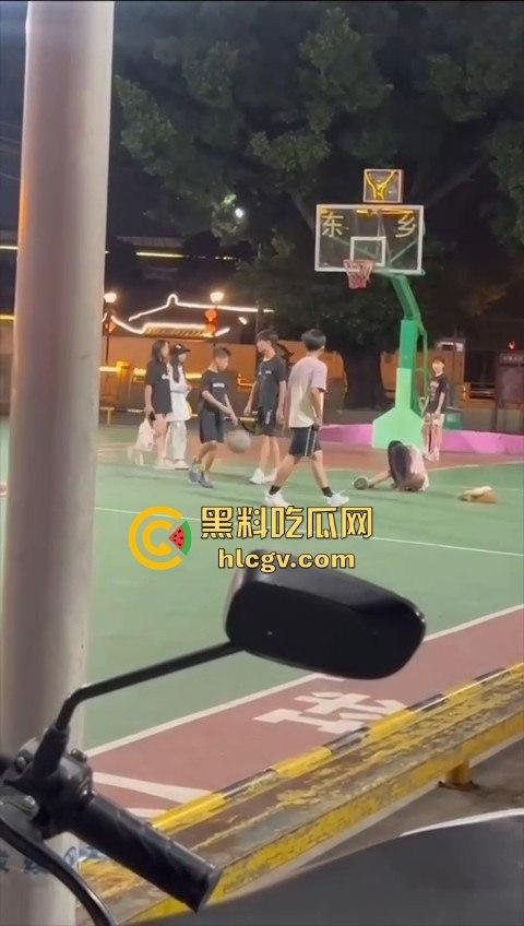 广东揭阳男孩篮球场飞踢女孩引发争议!电动车钥匙被丢失,赔偿不成暴力相向,网友分成两派!-17