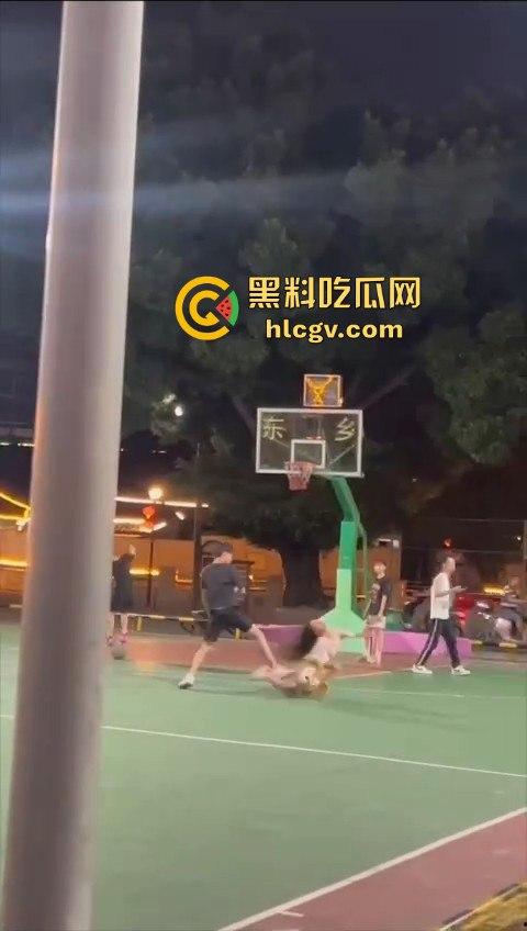 广东揭阳男孩篮球场飞踢女孩引发争议!电动车钥匙被丢失,赔偿不成暴力相向,网友分成两派!-18