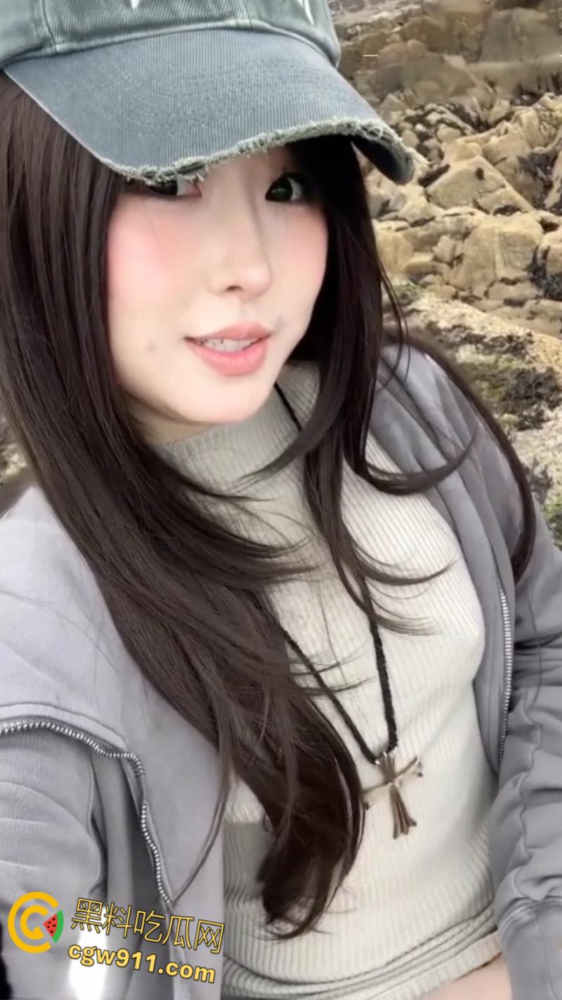 推特阿黑颜母狗【Pupu噗噗】，海边约会餐厅全裸自慰，户外车震口交舔蛋，打开车门无套后入小翘臀 !-2