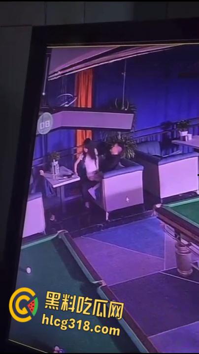 重庆一台球厅监控视频流出， 一男一女饥渴难耐，公然调情露乳，沙发掀裙激情女上！-6