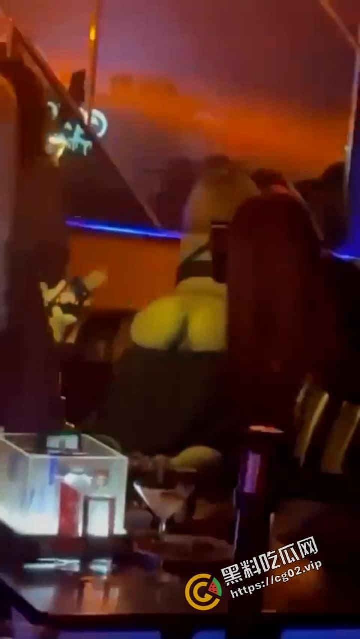 台湾台中  疯传一对陌生男女当众脱裤露逼吃奶 互相爱抚 坦诚喝太多 辩解夜店氛围太催情  多视角记录-6