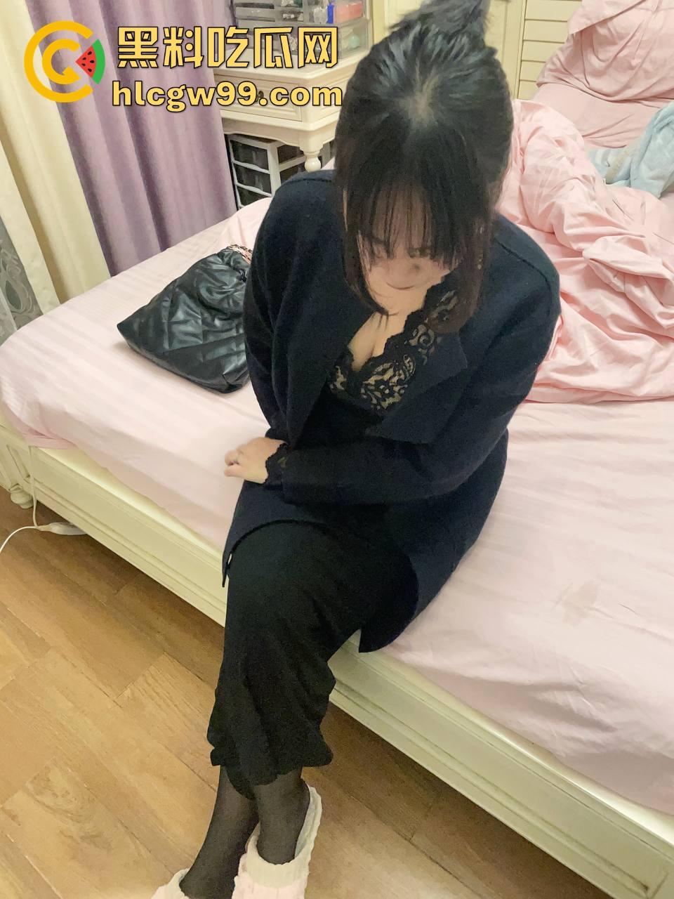 青岛绿帽大神秀翻了,带着婚戒的完美淫妻被猛男轮操3P,狗爬口爆吞精,蒙眼换人一人戳一炮!-3