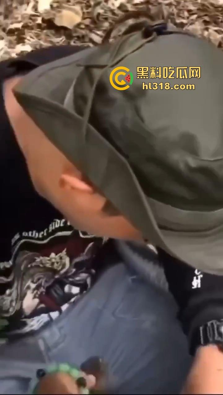 上山采蘑菇偶遇眼镜蛇咬鸡巴,透过裤子咬着死死不放,这是不是感觉不能要了呀!-2