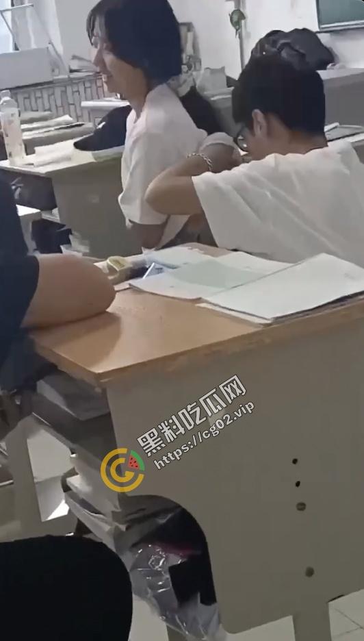 狗男女!教室当着这么多人竟然干起来了?!-2