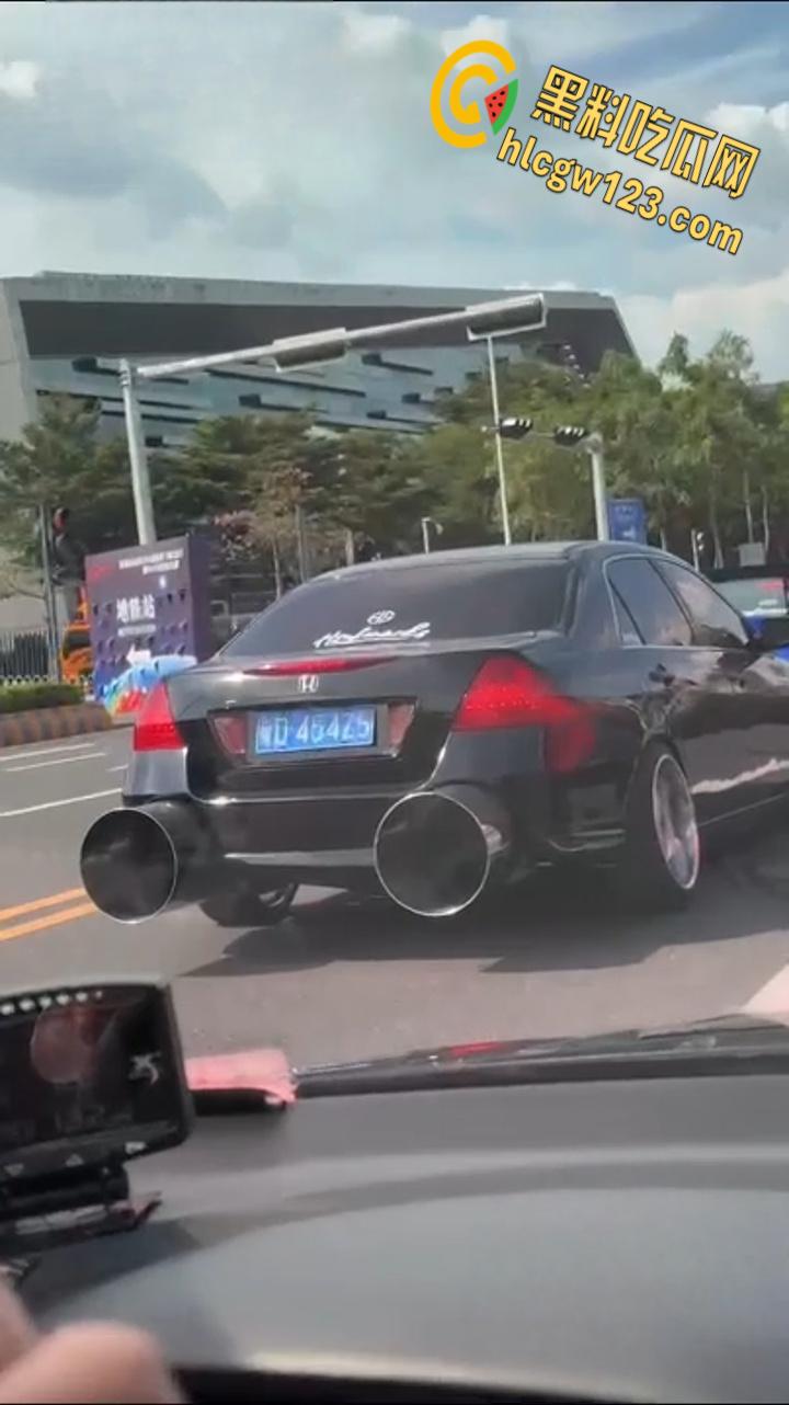 广东汕头一改装车上路被警察叔叔拖走，路人直呼这多大排量，排气管能塞进两个头！-1