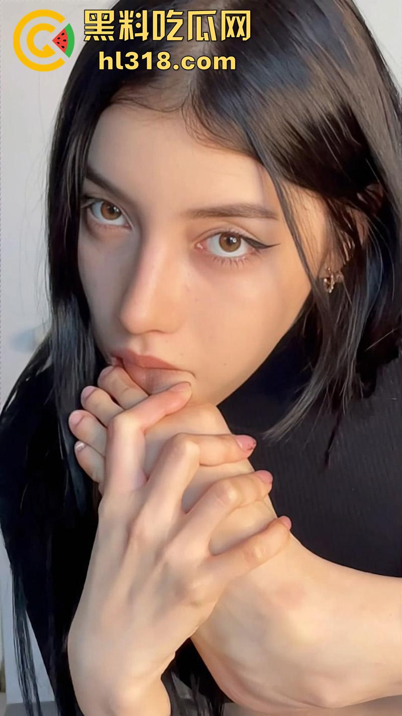 神似迪丽热巴的冷淡御姐,颜值超高的性感尤物,私下却是骚母狗一只,深喉吃大屌榨精实在太反差了!-3