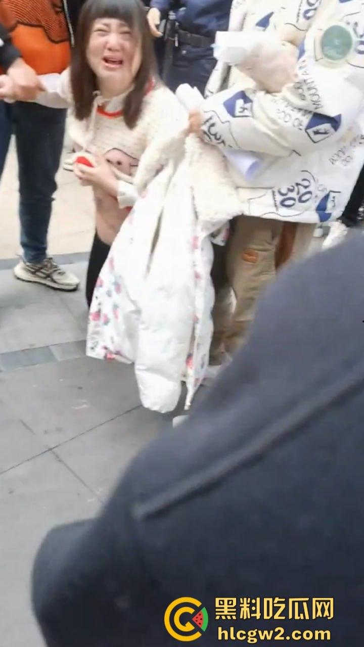 四川泸州胖妹抽脂被戳破大肠差点没命 路边哭喊陈清美容院血债血偿-2