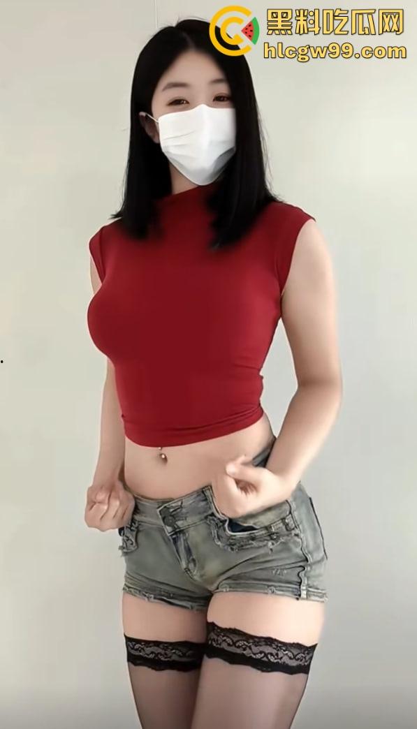 抖音30万粉网红『菜牙』伺候大哥，黑丝吊带抠逼自嗨喷水，给大哥定制福利视频，结果流出全网疯传！-7