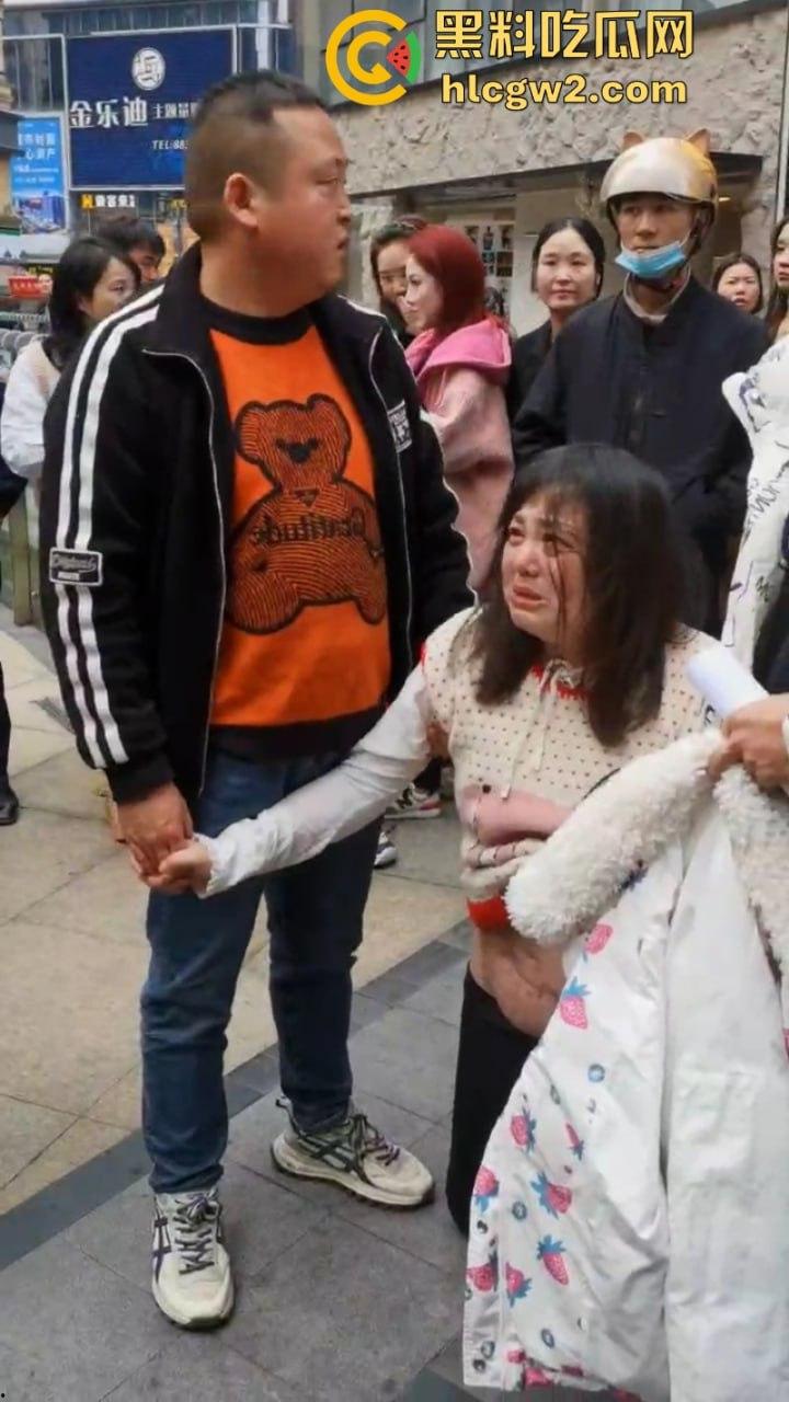 四川泸州胖妹抽脂被戳破大肠差点没命 路边哭喊陈清美容院血债血偿-4