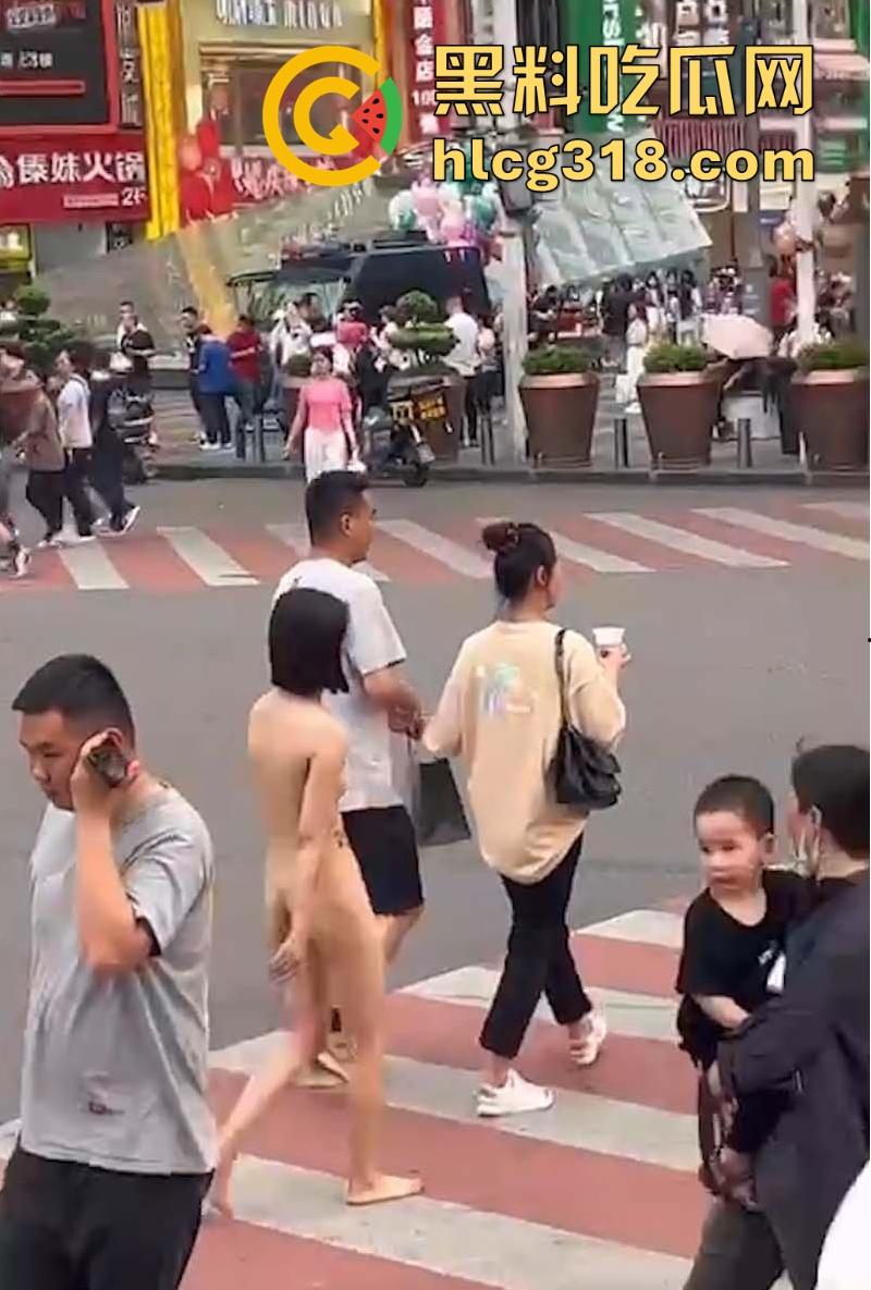 又是主人的任务吗？短发小妹全裸游街，毫无忌惮大庭广众下脱光衣服走秀，逼毛巨乳清晰可见！-4