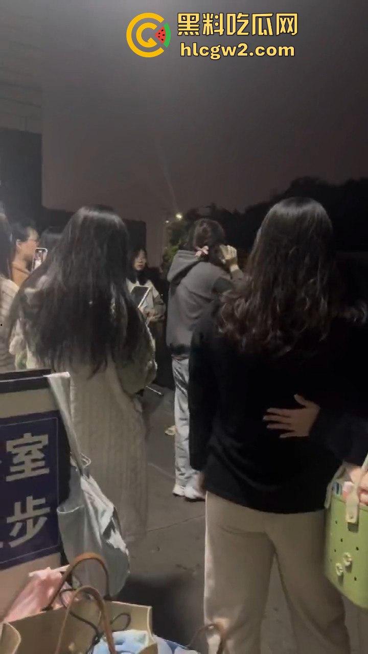 男扮女装闯进学校浴室！一群妹子围观等保安来抓，崩溃妹子以为他是特殊癖好，结果直接拍了她一张！-3