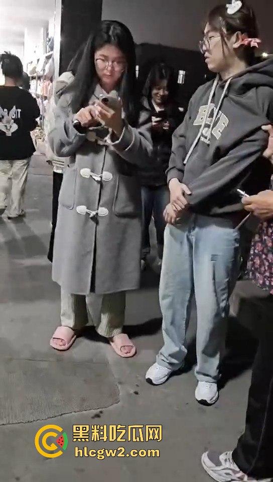 男扮女装闯进学校浴室！一群妹子围观等保安来抓，崩溃妹子以为他是特殊癖好，结果直接拍了她一张！-7