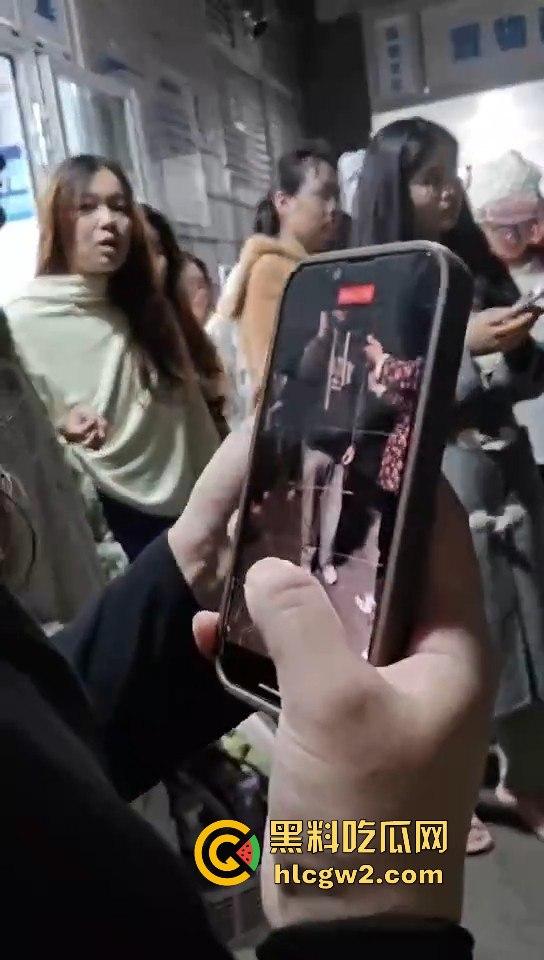 男扮女装闯进学校浴室！一群妹子围观等保安来抓，崩溃妹子以为他是特殊癖好，结果直接拍了她一张！-8