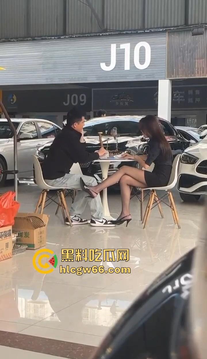 销冠车娘勾魂卖车新套路曝光,送车震体验让你试质量,黑丝高跟小脚暗号一出,顾客鸡巴硬得成交秒签!-7