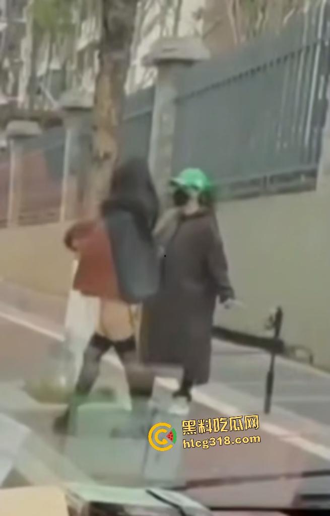 丰满大学生户外直播大衣里面全裸只穿黑丝，翘臀对镜头抠逼自慰，谁知被车上大哥偷拍正着！-8