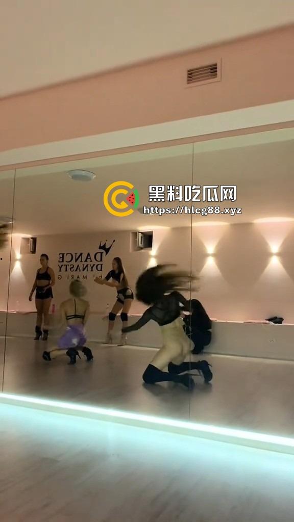 洋马外围下面光着练腰扭屁股,全自动操机啪啪炸,一般鸡巴顶不住进去就是秒,怪不得2次起步!-2