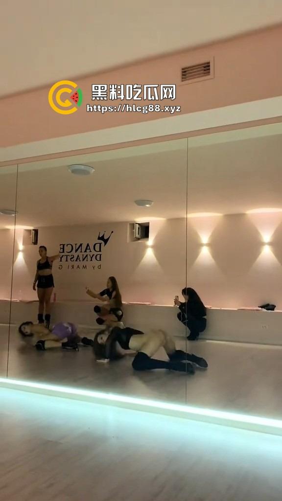 洋马外围下面光着练腰扭屁股,全自动操机啪啪炸,一般鸡巴顶不住进去就是秒,怪不得2次起步!-3